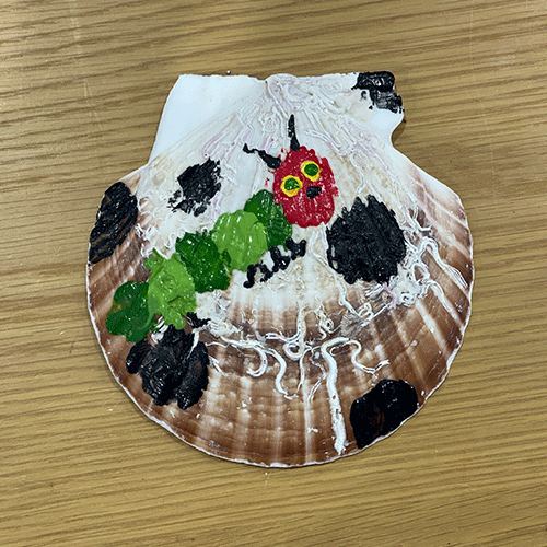 貝殻に描いたいもむし