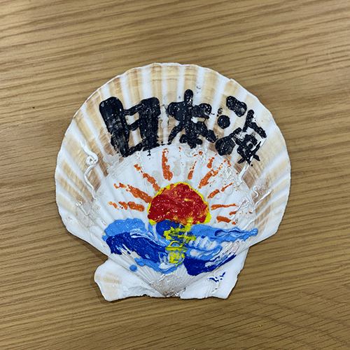貝殻に描いた日本海の絵