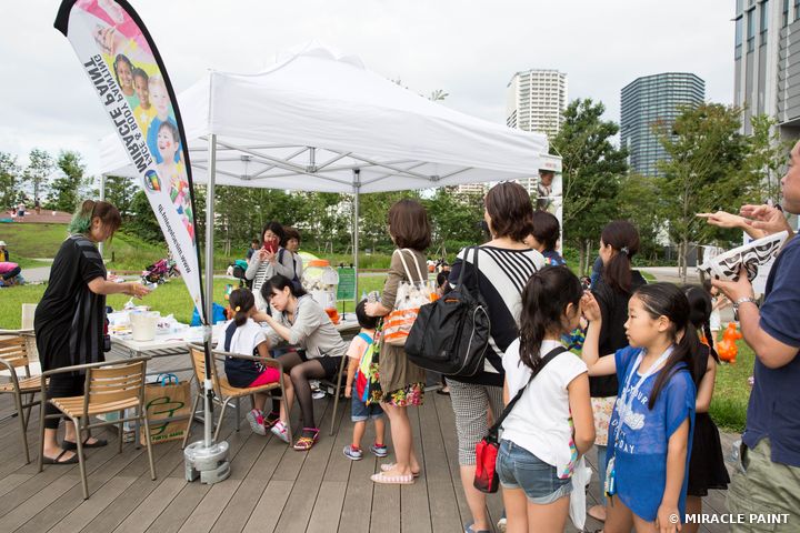 屋外イベントのブース