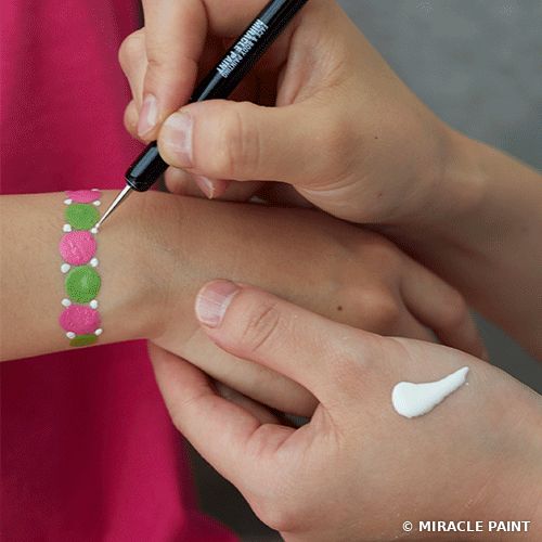 キッズ作例：手首にブレスレットを描く
